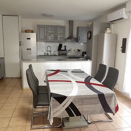 Confort Piscine Parking Apartment *